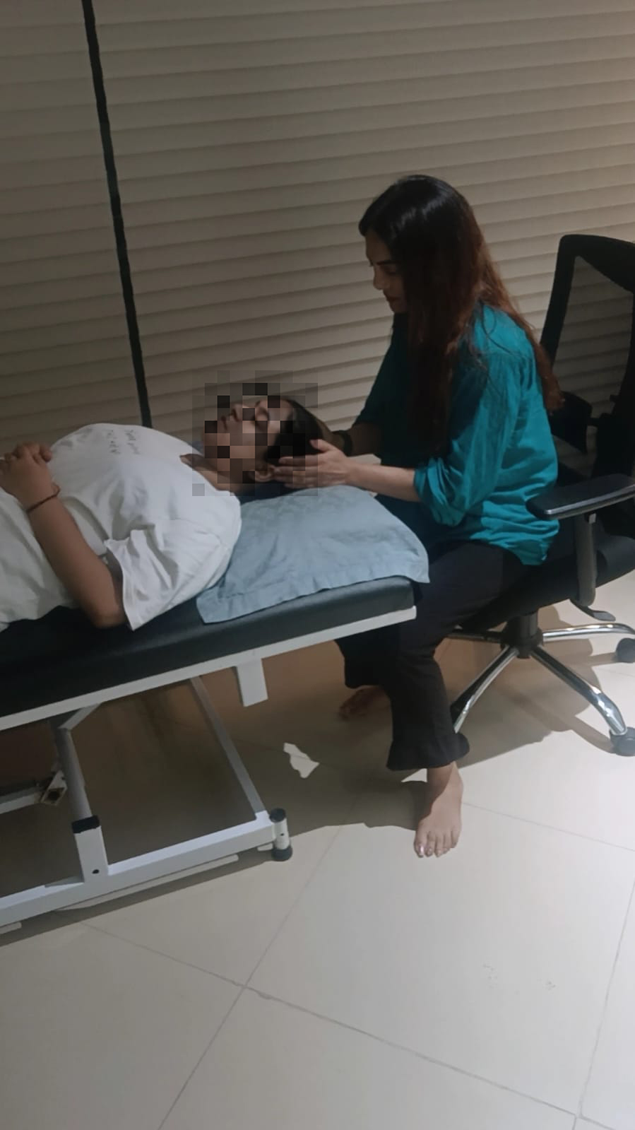 Vibha Jain guiding a client through a calming hypnotherapy session