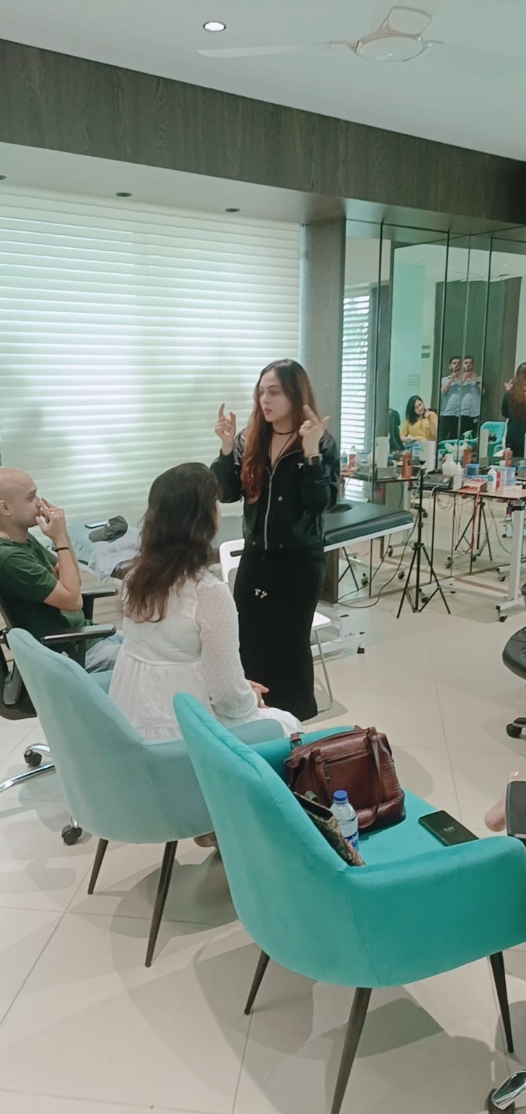 Vibha Jain teaching a small group during a hypnotherapy workshop in Mumbai